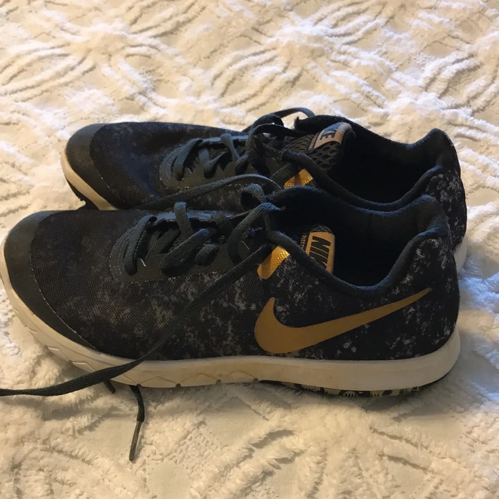 Nike Tennis shoes - Picture 2 of 6